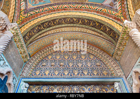 Decorazione sopra la porta principale della Cattedrale di Etchmiadzin, in Vagharshapat, Armenia Foto Stock