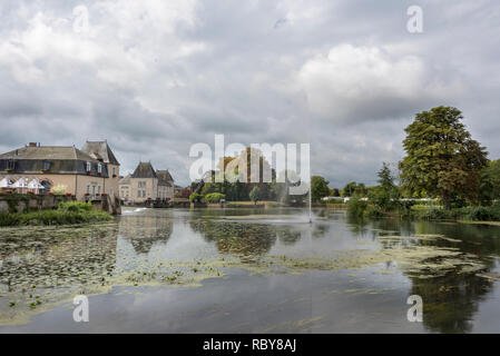 La grande fontana di acqua nel fiume Loira a La Flèche nella regione della Loira di Francia Foto Stock