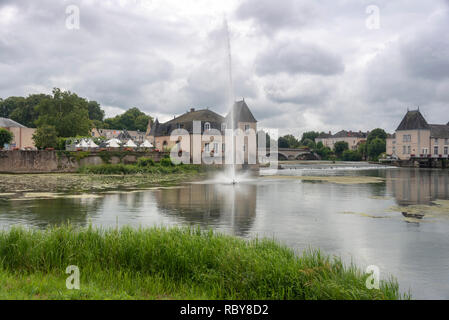 La grande fontana di acqua nel fiume Loira a La Flèche nella regione della Loira di Francia Foto Stock