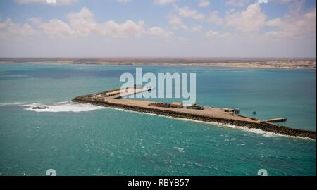 SOMALIA, Kismayo: un handout fotografia rilasciato dall'African Union-United Nazioni Informazioni sul team di supporto 04 ottobre, mostra una panoramica vista aerea colpo da oltre oceano Indiano del porto del sud della città somala di Kismayo. L'ultimo bastione della volta temuto al qaeda affiliate del gruppo estremista al Shabaab, Kismayo cadde dopo le truppe del somalo Esercito Nazionale (SNA) e la pro-governo Ras Brigata Kimboni milita supportato dal contingente keniano della missione dell Unione Africana in Somalia (AMISOM) è entrato nel porto della città il 02 ottobre, dopo due mesi di funzionamento attraverso southern S Foto Stock