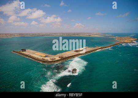 SOMALIA, Kismayo: un handout fotografia rilasciato dall'African Union-United Nazioni Informazioni sul team di supporto 04 ottobre, mostra una panoramica vista aerea colpo da oltre oceano Indiano del porto del sud della città somala di Kismayo. L'ultimo bastione della volta temuto al qaeda affiliate del gruppo estremista al Shabaab, Kismayo cadde dopo le truppe del somalo Esercito Nazionale (SNA) e la pro-governo Ras Brigata Kimboni milita supportato dal contingente keniano della missione dell Unione Africana in Somalia (AMISOM) è entrato nel porto della città il 02 ottobre, dopo due mesi di funzionamento attraverso southern S Foto Stock