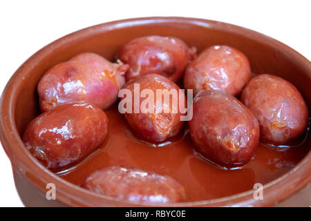 Tapas spagnoli - Piccolo il Chorizo in olio servito in tazza closeup Foto Stock