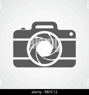 Fotografica grigia icona della telecamera in design piatto. Illustrazione Vettoriale. Icona fotocamera isolati su sfondo bianco. Illustrazione Vettoriale