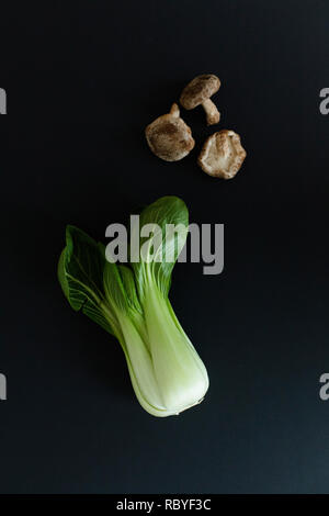 Pak choy e di funghi shiitake freschi Foto Stock