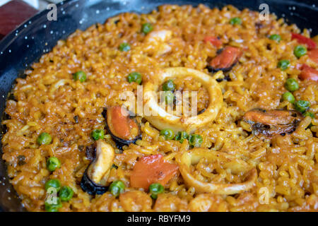 Fresco spagnolo paella con riso e frutti di mare in padella closeup Foto Stock
