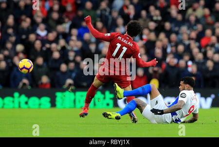 Liverpool è Mohamed Salah (sinistra) e Brighton & Hove Albion's Jurgen Locadia (destra) battaglia per la palla durante il match di Premier League al AMEX Stadium, Brighton. Foto Stock
