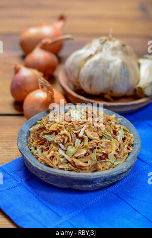 Ciotola con tradizionali nasi secchi Erbe, utilizzati per la cottura, close up Foto Stock