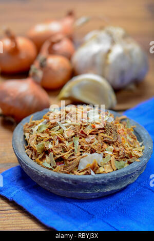Ciotola con tradizionali nasi secchi Erbe, utilizzati per la cottura, close up Foto Stock