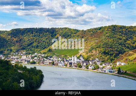 Vista aerea del comune Treis-Karden unil Riverside, il fiume Moselle e le colline circostanti. Cochem-Zell, Renania-Palatinato, Germania. Foto Stock