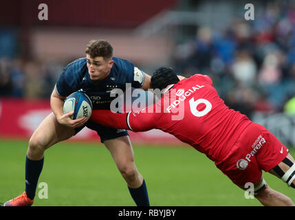 Leinster la Giordania Larmour tenta di ruotare all'interno di Toulouse's Francois Cros durante la Heineken Champions Cup match all'Arena RDS. Foto Stock