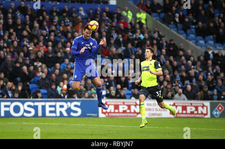 Cardiff City's Sean Morrison (sinistra) e Huddersfield Town Eric Durm (destra) battaglia per la palla durante il match di Premier League al Cardiff City Stadium. Foto Stock