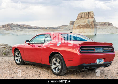 Pagina, Arizona, Stati Uniti d'America - circa agosto 2018: un rosso Dodge Challenger parcheggiato sulla spiaggia del Lago Powell Foto Stock