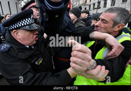 Gli ufficiali di polizia bagarre con Pro-Brexit i manifestanti che si tenta di arrivare in Trafalgar Square, Londra, dove un rally organizzato dall'Assemblea popolare contro l'austerità sono riuniti. Foto Stock