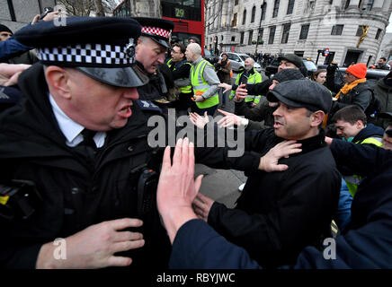 Gli ufficiali di polizia bagarre con Pro-Brexit i manifestanti che si tenta di arrivare in Trafalgar Square, Londra, dove un rally organizzato dall'Assemblea popolare contro l'austerità sono riuniti. Foto Stock