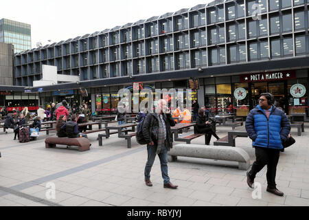 Le persone e i negozi al di fuori la stazione di Euston vicino a Kings Cross Londra UK KATHY DEWITT Foto Stock