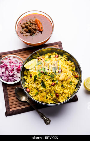 , Aloo/Kanda Poha o Tarri Pohe con il piccante chana masala/curry. messa a fuoco selettiva Foto Stock