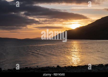 Giorno di nuovi anni tramonto sul Loch Linnhe in Kingairloch, Lochaber, Scozia. 01 Gennaio 2019 Foto Stock
