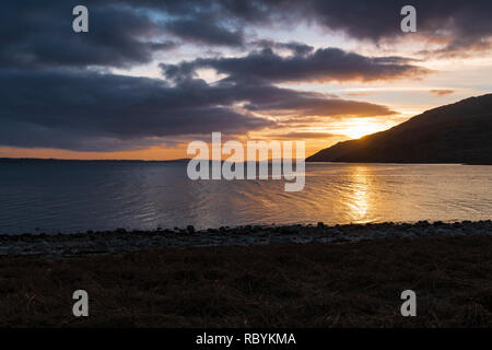 Giorno di nuovi anni tramonto sul Loch Linnhe in Kingairloch, Lochaber, Scozia. 01 Gennaio 2019 Foto Stock