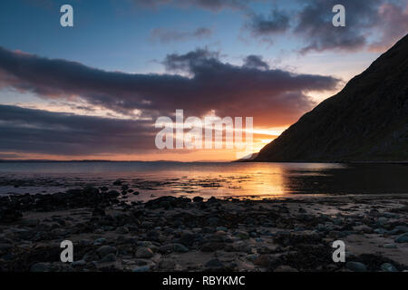 Giorno di nuovi anni tramonto sul Loch Linnhe in Kingairloch, Lochaber, Scozia. 01 Gennaio 2019 Foto Stock