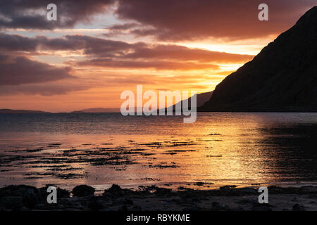 Giorno di nuovi anni tramonto sul Loch Linnhe in Kingairloch, Lochaber, Scozia. 01 Gennaio 2019 Foto Stock