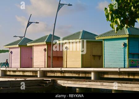 Colori diversi rifugi in legno su un molo in Belize Foto Stock