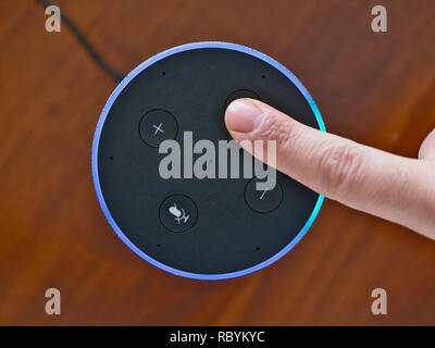 Smart speaker vista dall'alto di intelligenza artificiale assistente Controllo vocale blue anello dito Foto Stock