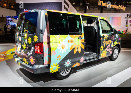 Bruxelles - Jan 10, 2018: Flower Power Volkswagen Multivan camper van presentati presso il Bruxelles Motor Show. Foto Stock