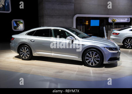 Bruxelles - Jan 10, 2018: Volkswagen Arteon quattro porte auto fastback ha montrato all Expo di Bruxelles Autosalon motor show. Foto Stock