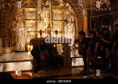 I visitatori a altare della Crocifissione nel santo Sepolcro a Gerusalemme, Israele Foto Stock