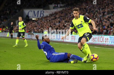 Il primo Hoilett della città di Cardiff (a sinistra) e l'Erik Durm (a destra) della città di Huddersfield combattono per la palla durante la partita della Premier League al Cardiff City Stadium. PREMERE ASSOCIAZIONE foto. Data immagine: Sabato 12 gennaio 2019. Vedi PA storia CALCIO Cardiff. Il credito fotografico dovrebbe essere: Nick Potts/PA Wire. RESTRIZIONI: Nessun utilizzo con audio, video, dati, elenchi di apparecchi, logo di club/campionato o servizi "live" non autorizzati. L'uso in-match online è limitato a 120 immagini, senza emulazione video. Nessun utilizzo nelle scommesse, nei giochi o nelle pubblicazioni di singoli club/campionati/giocatori. Foto Stock