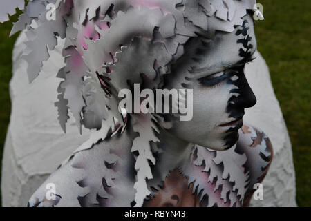 Una giovane donna in posa come una mistica figura durante la Body Art Festival di Klagenfurt, Austria, l'Europa. Foto Stock