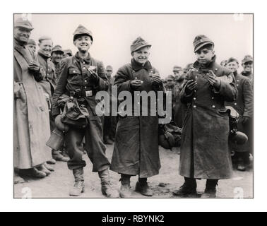 Gioventù Hitleriana esercito di quattordici anni adolescenti tedeschi, soldati dalla Gioventù Hitleriana, catturato da unità dell'esercito degli Stati Uniti in aprile 1945. Berstadt, provincia di Hessen, Germania Data: aprile 1945 Foto Stock