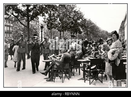 1940 PARIS CAFE NAZISTA GERMANIA OCCUPAZIONE BOULEVARD FRANCIA ufficiali tedeschi del nazista Wehrmacht seduti in un boulevard cafe in una strada nel centro di Parigi, passando soldati tedeschi salutare gli ufficiali seduti con i parigini che vanno circa il loro lavoro quotidiano. Parigi, Francia luglio 1940 Foto Stock