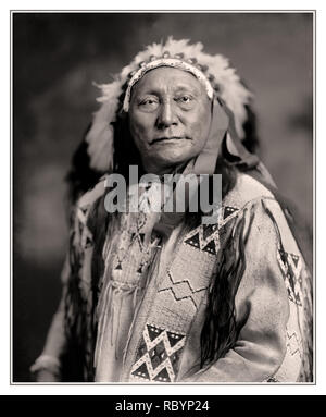 Archive North American Native leader tribali cava ORSO CORNO AVVISATORE ACUSTICO Cava Bear (1850 - 1913) un Brulé Lakota leader, che hanno combattuto in una serie di battaglie, compresa quella di Little Big Horn. Più successivamente ha testimoniato davanti alla Corte suprema degli Stati Uniti nel caso di Crow cane, rode nella sessione inaugurale di sfilate dei presidenti Roosevelt e Wilson, ed è stato presentato su cinque dollari nota banca e un 1922 noi francobollo. Foto Stock