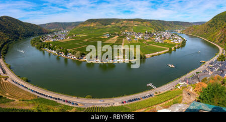 Vista aerea della valle della Mosella con vigneti, il fiume Mosella e i villaggi Poltersdorf, Ellenz-Poltersdorf e Beilstein. Germania. Foto Stock