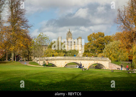 Ponte sul fiume Cam con St John's College in background, Cambridge, Regno Unito Foto Stock