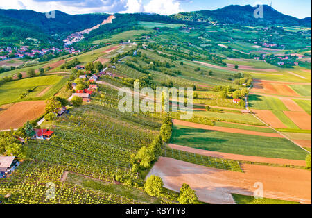 Kalnik mountain e Obreske kleti village vista aerea, Prigorje regione della Croazia Foto Stock