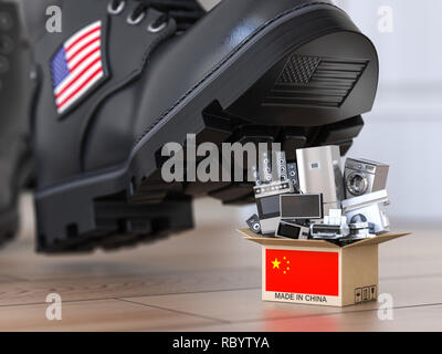 USA la tecnologia in Cina la guerra e il conflitto del mercato. Gli scambi economici concetto di guerra. Cardbox con apparecchio realizzato in Cina e i militari americani boot al di sopra di esso. 3 Foto Stock