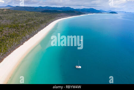 Vista aerea della bella Whitehaven Beach nella Domenica di Pentecoste nel lontano Nord Queensland. Questa spiaggia è spesso votato uno dei migliori del mondo in viaggio Foto Stock