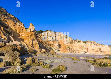 Praia do Porto de Mos, lunga spiaggia di Lagos, regione di Algarve, Portogallo. Splendida spiaggia dorata, circondata da imponenti formazioni rocciose. È un preferito Foto Stock