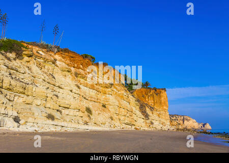 Praia do Porto de Mos, lunga spiaggia di Lagos, regione di Algarve, Portogallo. Splendida spiaggia dorata, circondata da imponenti formazioni rocciose. È un preferito Foto Stock