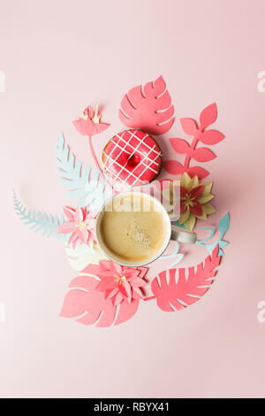 Vista da sopra con tazza di caffè, donut e moderno artigianato origami fiori di carta copia spazio. La donna il giorno 8 marzo. sfondo rosa. Donna e stilis Foto Stock