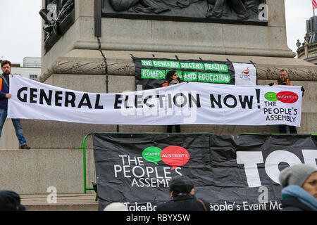 Un grande 'elezioni generali ora' banner è visibile durante la Gran Bretagna è rotto protesta organizzata dall assemblea popolare contro l'austerità chiamando per un'elezione generale. Foto Stock