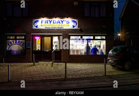 Frydays, il tradizionale pesce e chip shop, orate, Foresta di Dean, nel Gloucestershire. Foto Stock