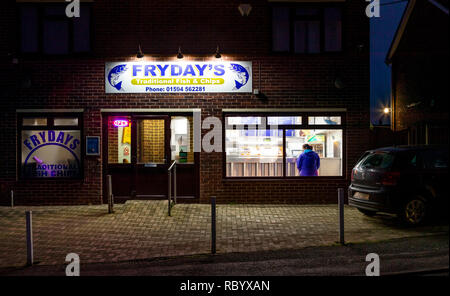 Frydays, il tradizionale pesce e chip shop, orate, Foresta di Dean, nel Gloucestershire. Foto Stock