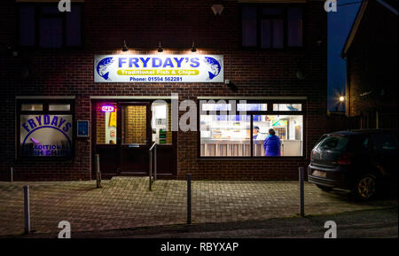 Frydays, il tradizionale pesce e chip shop, orate, Foresta di Dean, nel Gloucestershire. Foto Stock