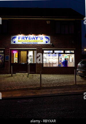 Frydays, il tradizionale pesce e chip shop, orate, Foresta di Dean, nel Gloucestershire. Foto Stock