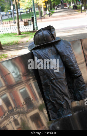 Il Vendome Memorial, onorando 9 vigili del fuoco uccise nel 1972 Hotel Vendome Fire, scolpita da Theodore Clausen, Commonwealth Avenue, Boston, MA Foto Stock