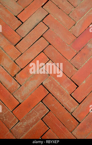 L'immagine verticale del modello di geometria di mattoni di terracotta a percorso al parco storico di Ayutthaya, Thailandia Foto Stock