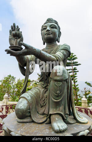 Statua del santo buddista facendo offerte al Buddha a Tian Tan Buddha, Isola di Lantau, Hong Kong Foto Stock